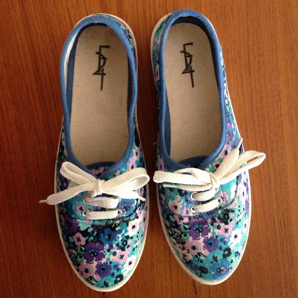 NOT FOR SALE after 5/3. Cute spring canvas shoes